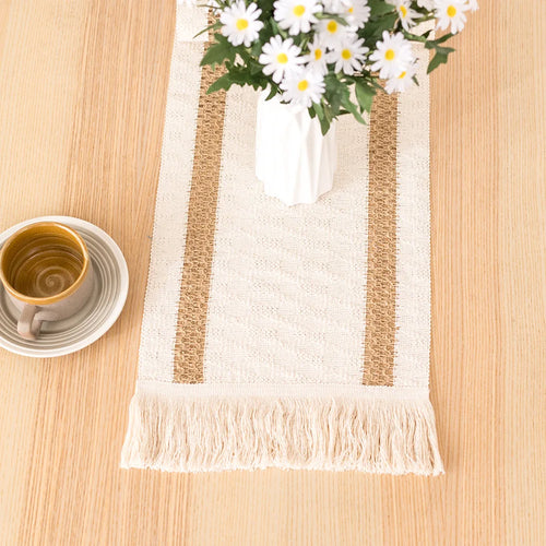 Chemin de table bohème beige motifs géométriques pompons