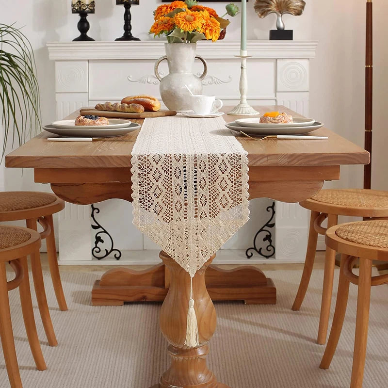 Chemin de table dentelle crochet bohème pompons coton