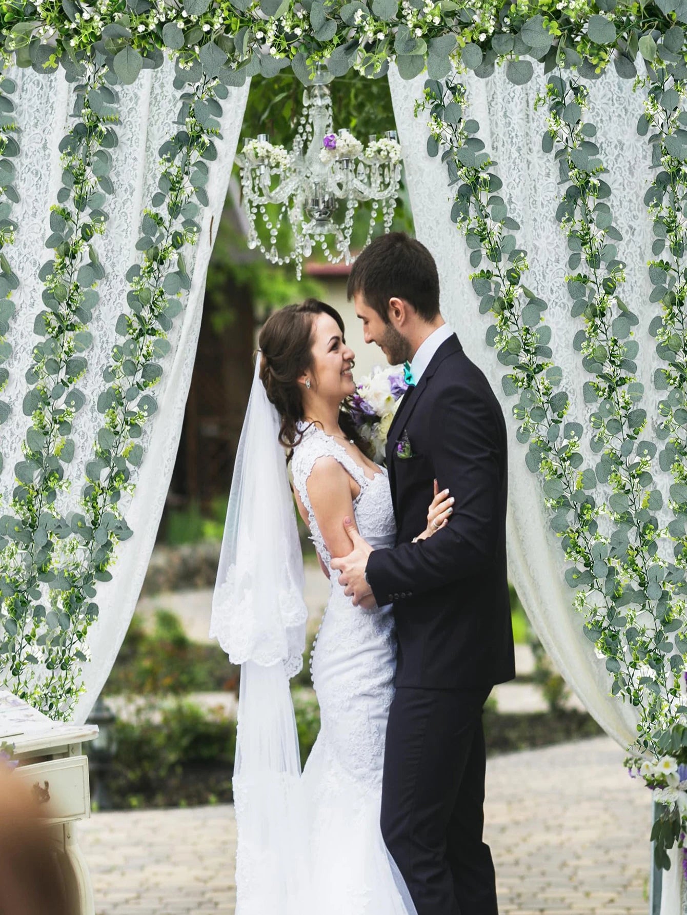 guirlande eucalyptus artificiel avec fleurs blanches et baies décoratives - vue 6 sur 6
