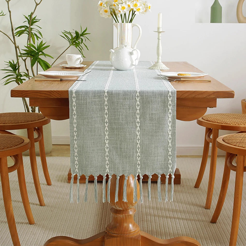 Chemin de table brodé bohème avec pompons tissés - vue 5 sur 7