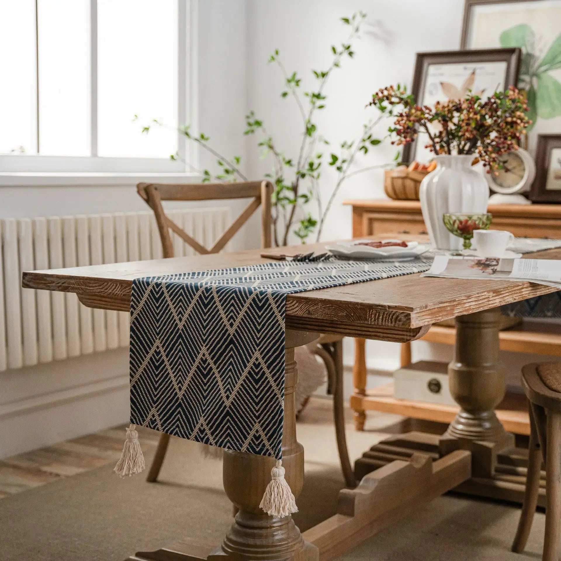 Chemin de table géométrique beige noir à pompons