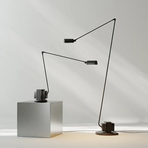 lampadaire moderne au design italien avec bras pivotant ajustable