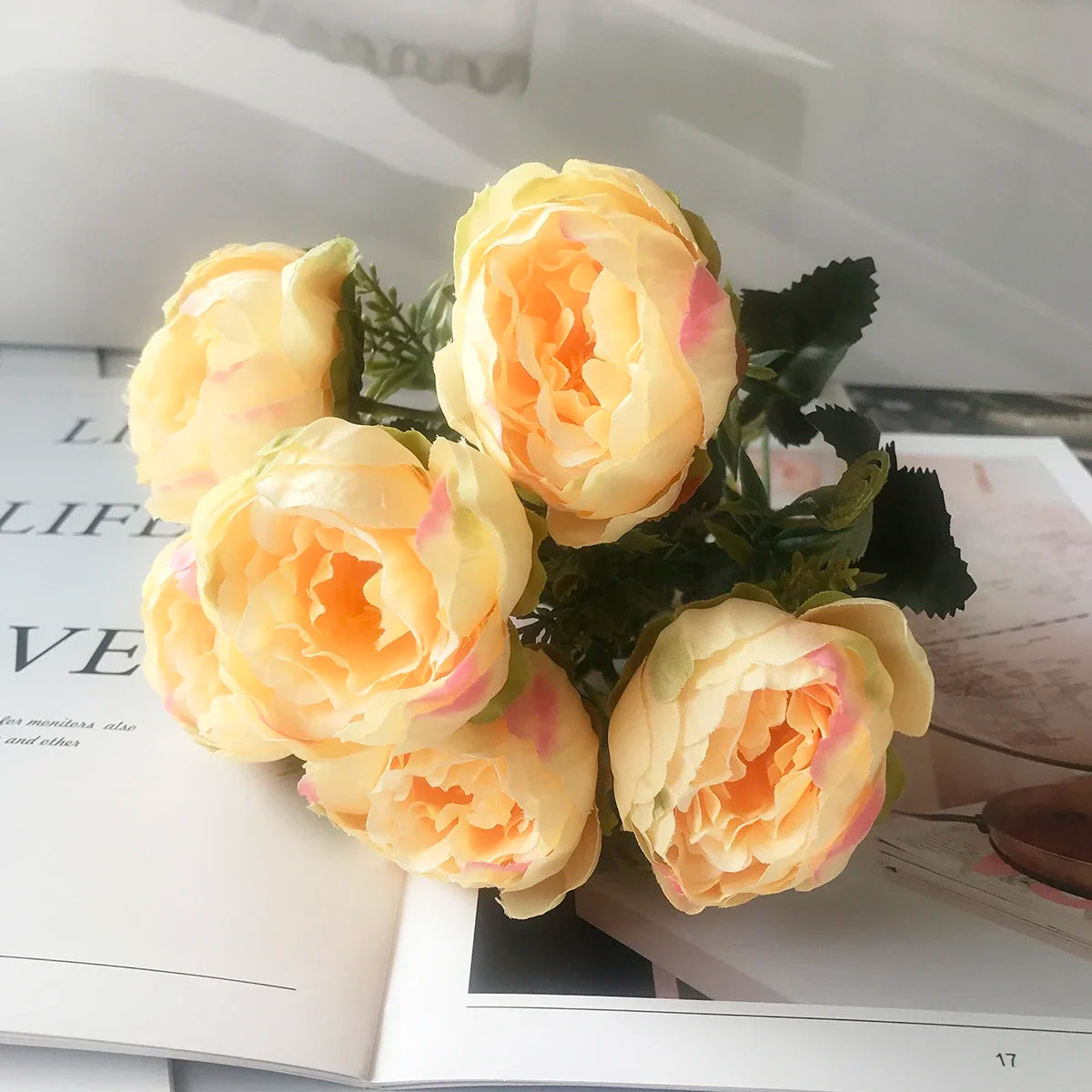 petit bouquet de fleurs artificielles pour décoration printanière et mariage - vue 6 sur 37