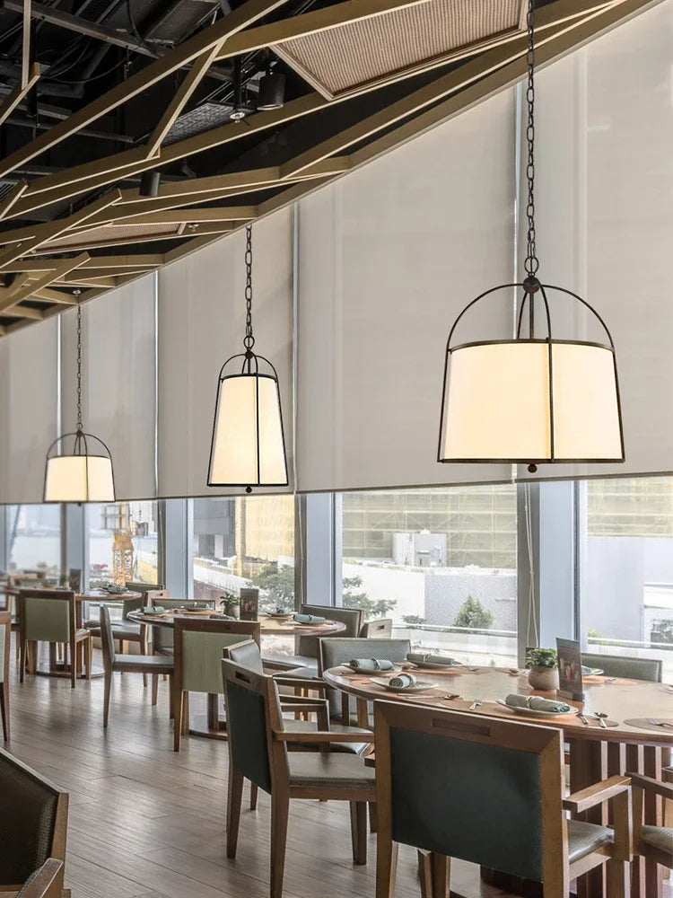 suspension dorée et noire pour restaurant japonais moderne - vue 3 sur 9