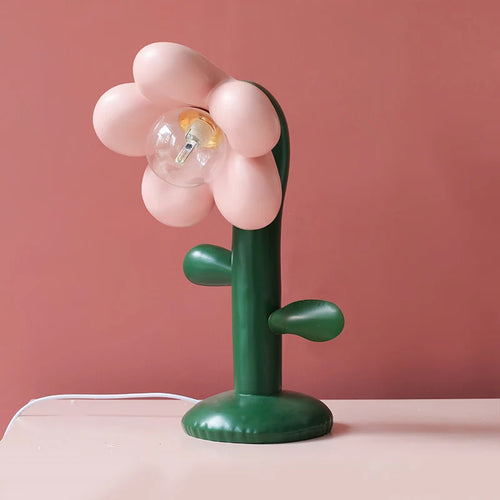 lampe à poser design en résine pour un éclairage chaleureux