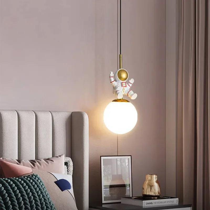 Suspension LED moderne d'astronaute pour chambre d'enfant Design de lune veilleuse chambre d'enfant - vue 4 sur 10