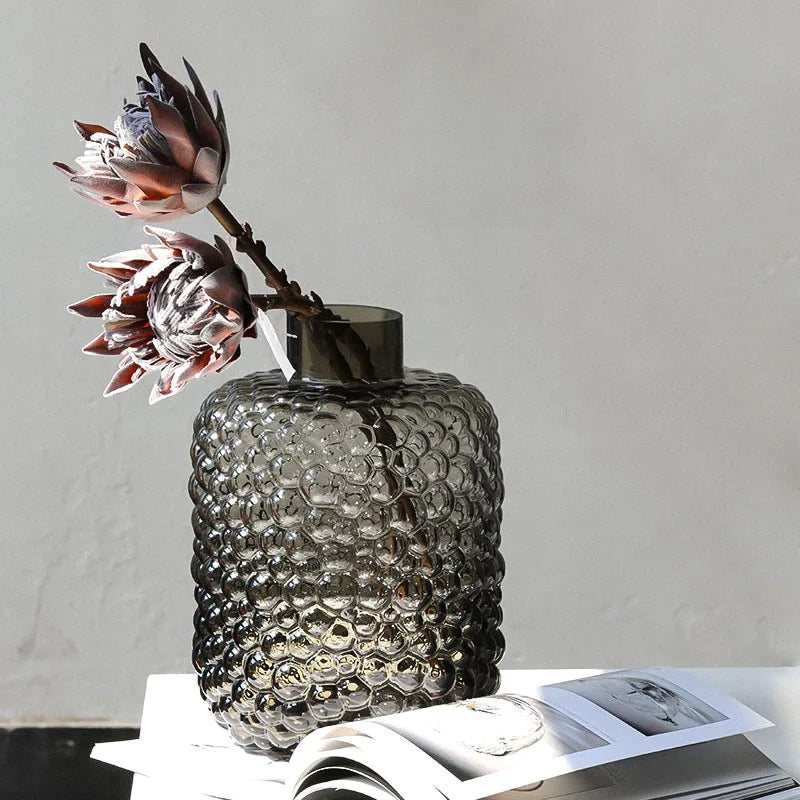 vase en verre transparent à pois noirs pour décoration et arrangements floraux - vue 3 sur 8