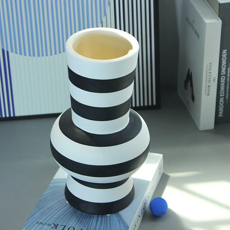 vase en céramique à rayures géométriques pour décoration intérieure - vue 4 sur 8
