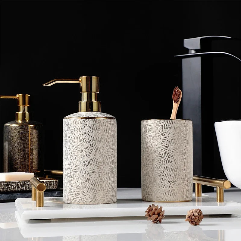 distributeur de savon en céramique et accessoires de salle de bain dorés - vue 4 sur 10