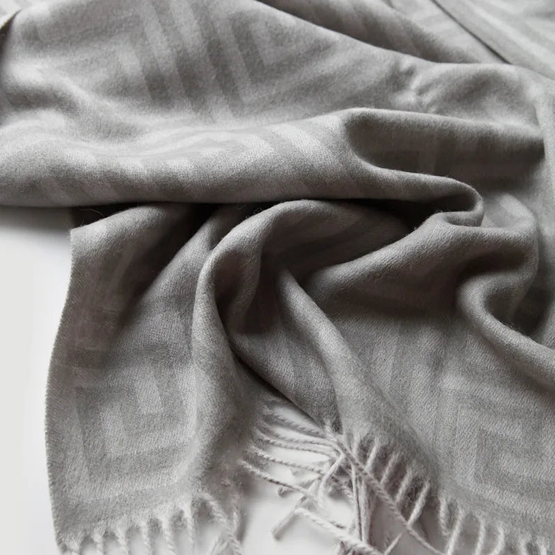 Plaid laine jacquard motif méandre style chinois chaud - vue 4 sur 5