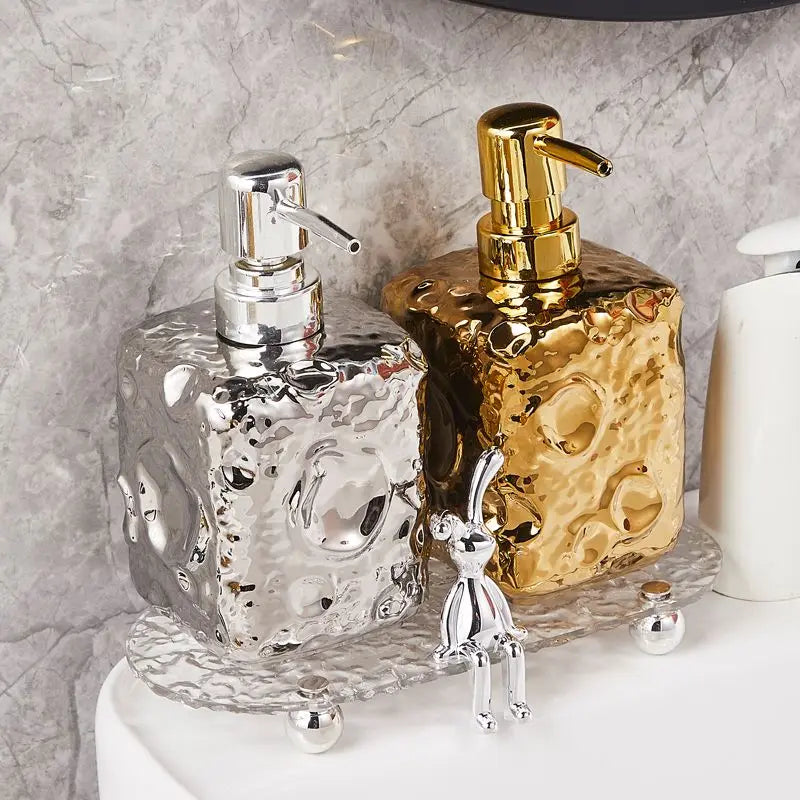 bouteille en céramique dorée décor lune pour lotion - vue 1 sur 11