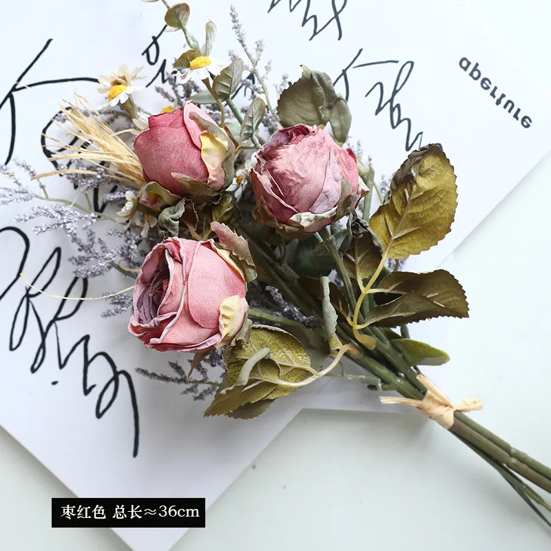 bouquet de roses séchées et pivoines pour décoration rétro automnale - vue 8 sur 13