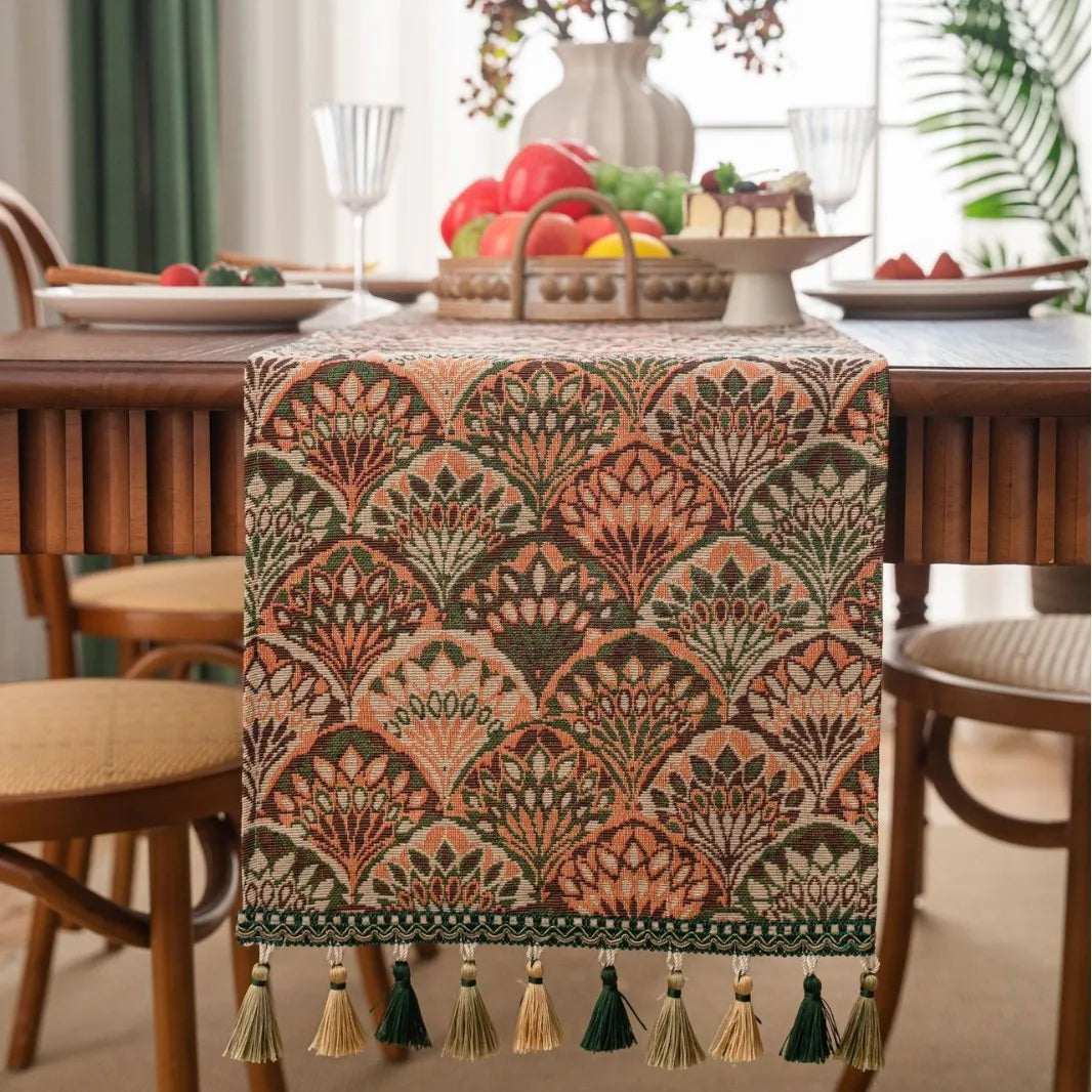 Chemin de table vert floral champetre avec pompons