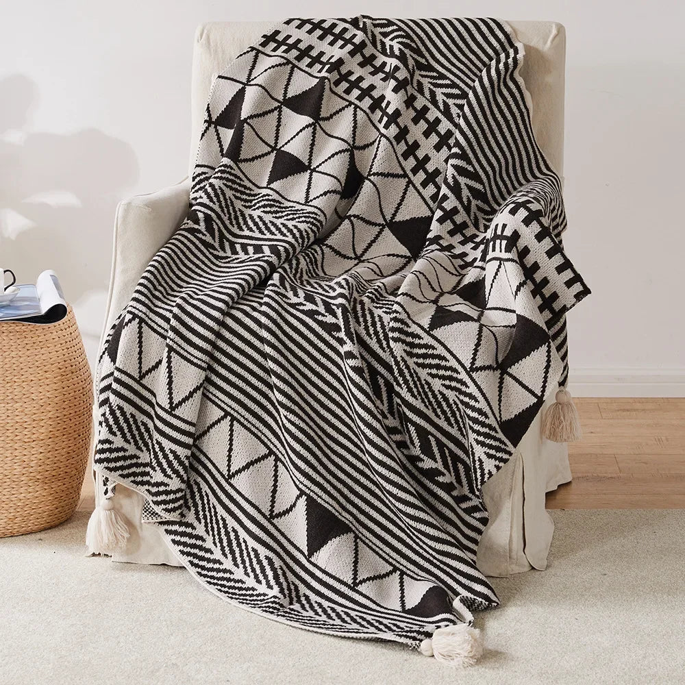 plaid tricoté bohème à pompons motif géométrique doux - vue 4 sur 6