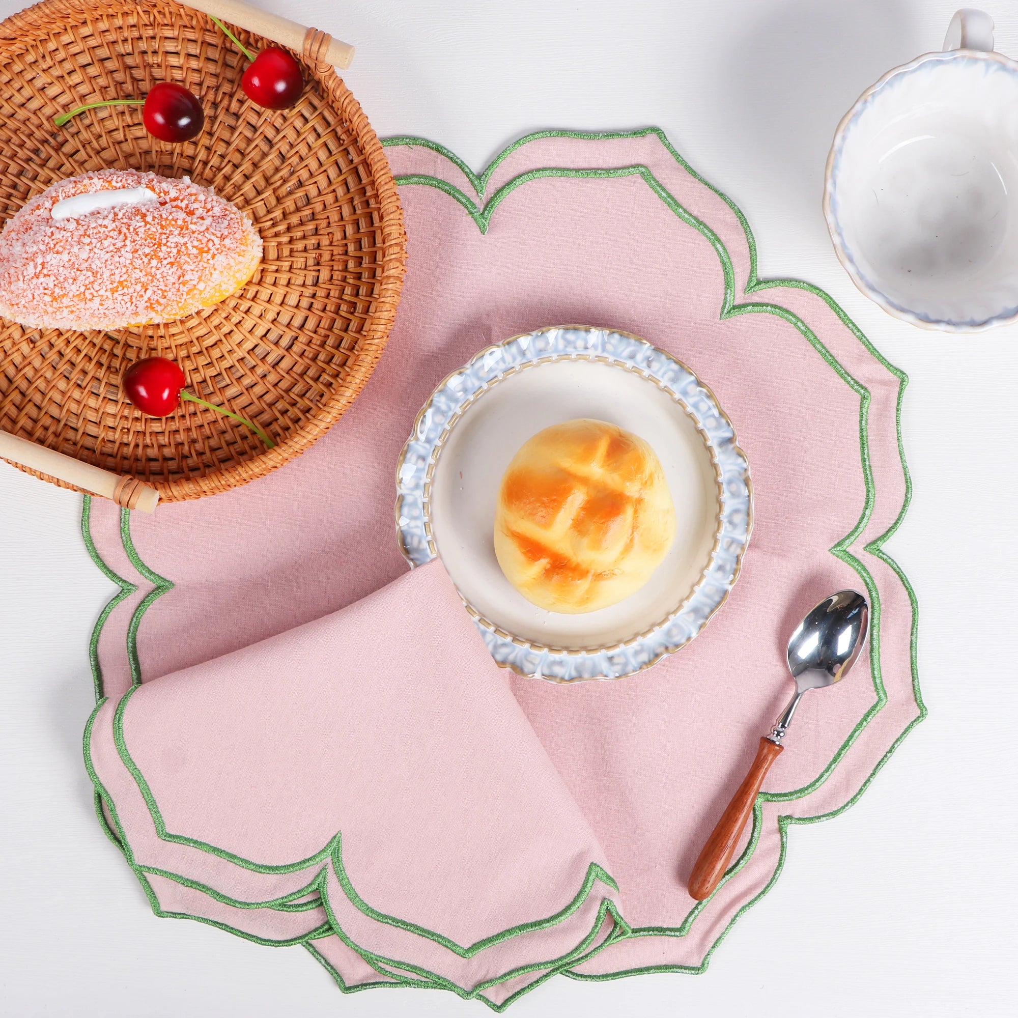 Serviette de table coton lotus brodé style champêtre - vue 3 sur 7
