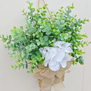 couronne de printemps en eucalyptus et fleurs blanches décorative