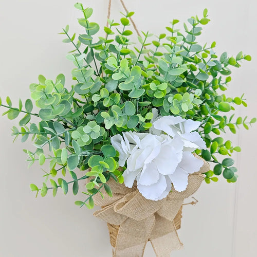 couronne de printemps en eucalyptus et fleurs blanches décorative - vue 6 sur 9