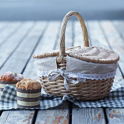 panier de pique-nique en osier avec poignée en main - vue 8 sur 8