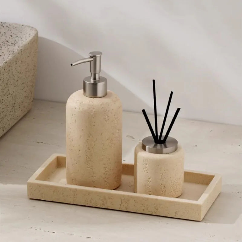 bouteille de désinfectant et accessoires de salle de bain luxe - vue 4 sur 19
