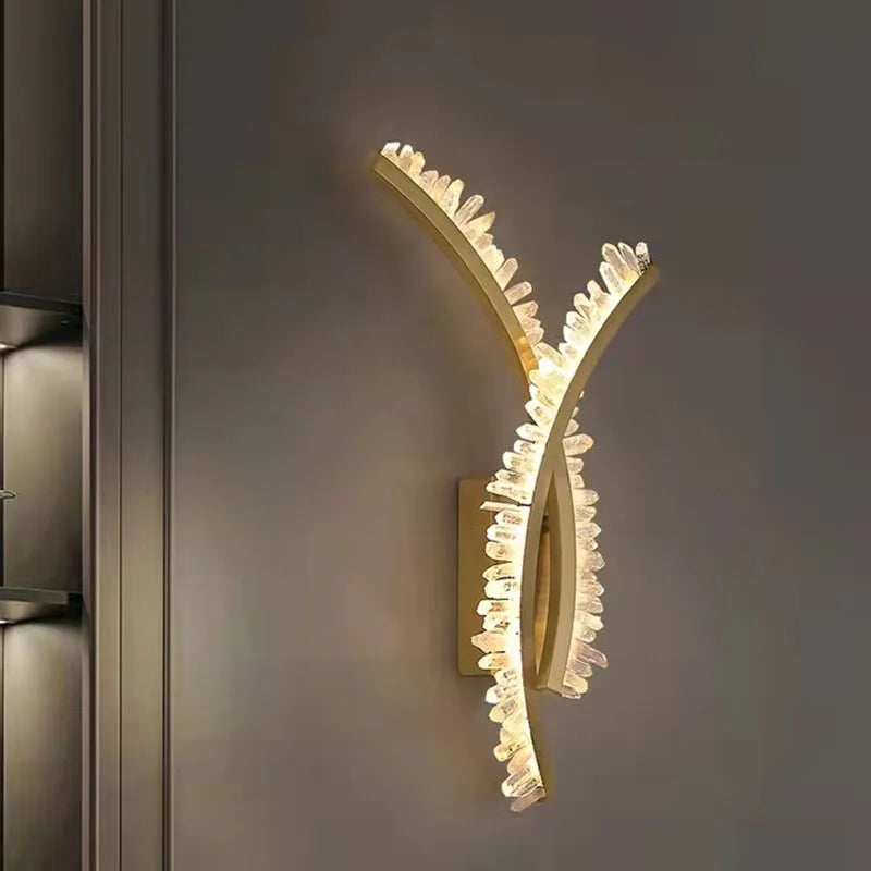 applique murale en cristal naturel et métal doré design stylisé - vue 3 sur 8