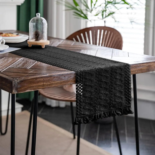 Chemin de table boheme beige motifs geometriques pompons