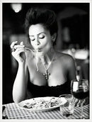 femmes buvant du vin et mangeant des spaghettis affiche décorative