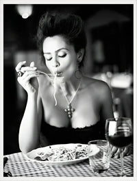 femmes buvant du vin et mangeant des spaghettis affiche décorative