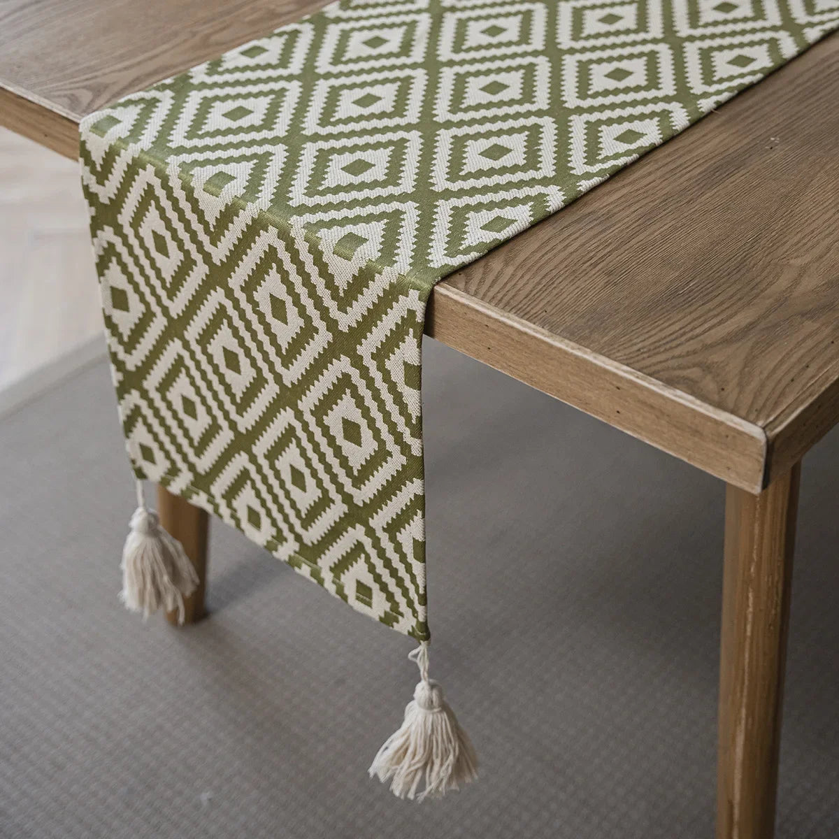 Chemin de table géométrique beige noir à pompons