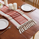 Chemin de table bohème rayures rouge beige pompons