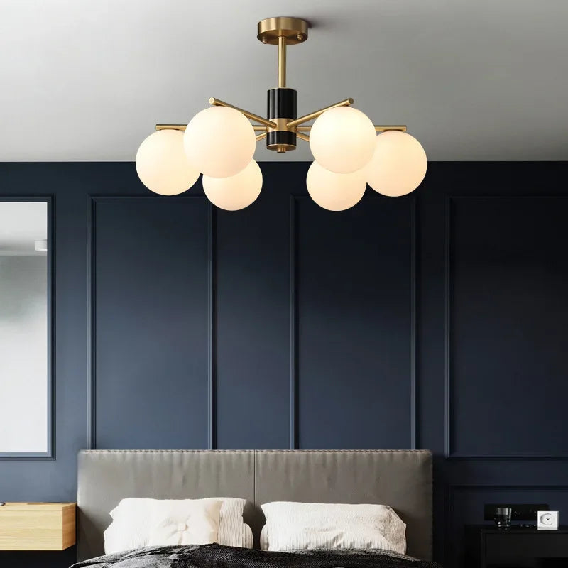 suspension nordique luxe en cuivre doré avec boules de verre blanches - vue 5 sur 12