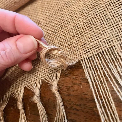 Chemin de table jute rustique avec pompons tresse - vue 5 sur 7