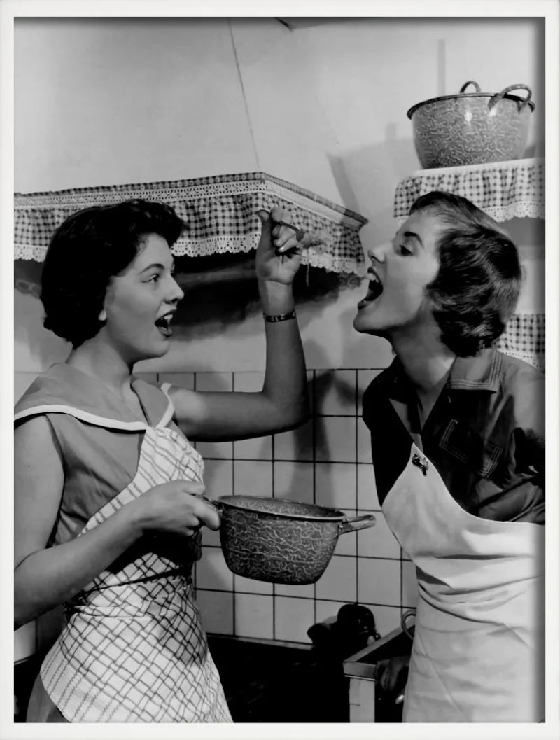 affiche artistique femmes buvant vin et mangeant spaghettis décor mural