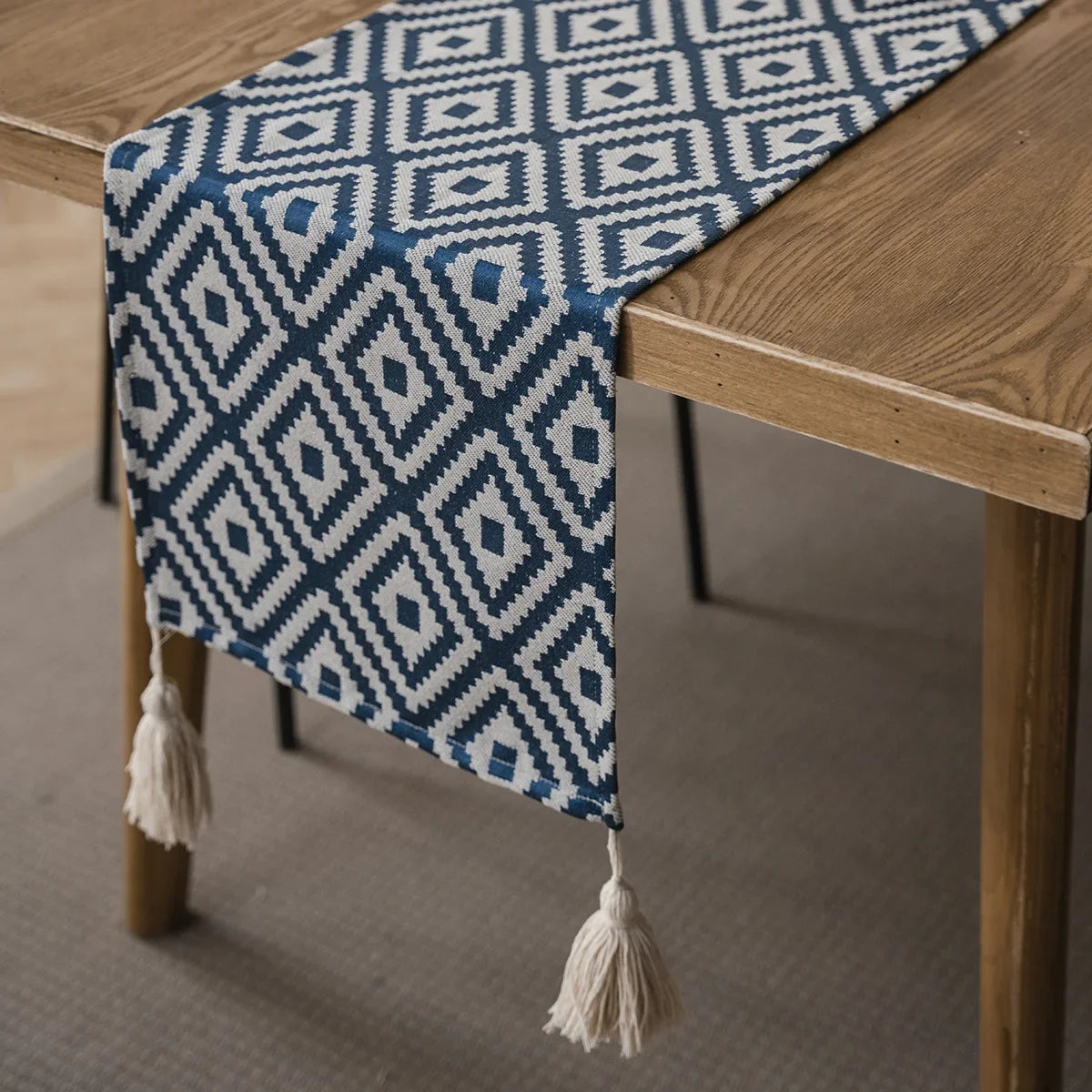 Chemin de table géométrique beige noir pompons bohème