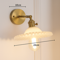 Applique murale dorée à LED et abat-jour en verre