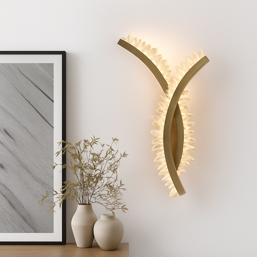 applique murale en cristal naturel et métal doré pour décoration d'ambiance - vue 3 sur 8