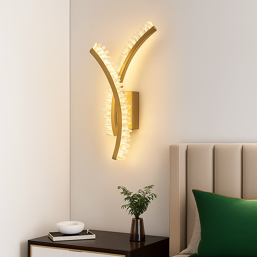 applique murale en cristal naturel et métal doré pour décoration d'ambiance - vue 3 sur 8