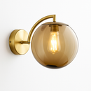 Applique murale LED avec tige dorée et boule en verre colorée