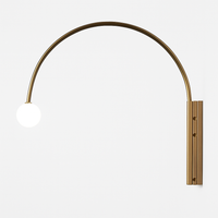 applique murale led en arc doré design moderne pour intérieur élégant