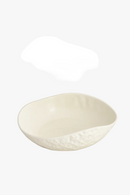 Assiette céramique texturée forme irrégulière ondulée style artisanal