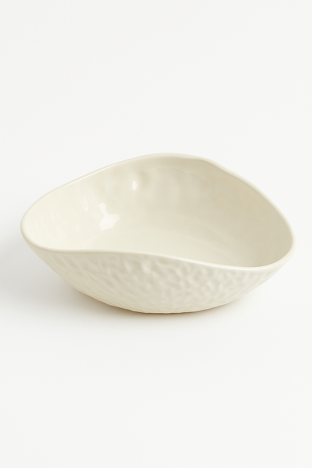Assiette céramique texturée forme ondulée irrégulière design