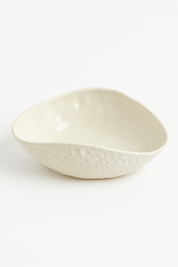 Assiette céramique texturée forme ondulée irrégulière design