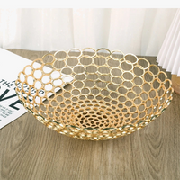 assiette à fruits en métal design géométrique pour décoration moderne