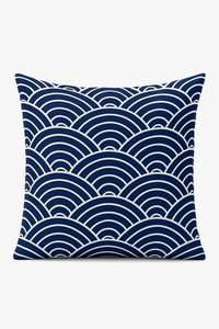 coussin géométrique bleu marine pour canapé élégant