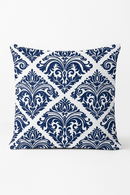 coussin géométrique bleu marine pour décoration intérieure moderne