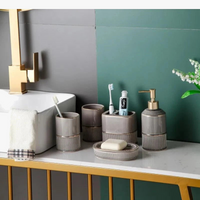 ensemble moderne de cinq accessoires de salle de bain
