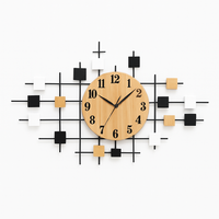 Horloge murale design en bois et carrés Home