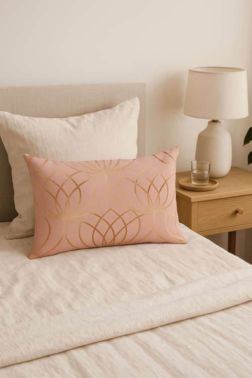 housse de coussin rose motif géométrique pour décoration intérieure - vue 2 sur 2