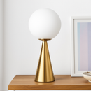Lampe de chevet design en cône dorée et lampe en boule