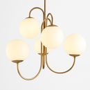 Lustre design avec branches dorées et boule de verre