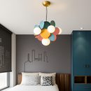 Lustre moderne avec lampes rondes colorées Kebya